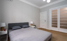 Exquisite Art Deco 2Br Apartment Prime Location